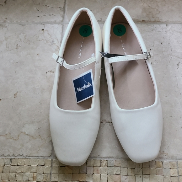 Tahari Shoes - NWT Tahari Sleeper Flats In Cream, Size 8